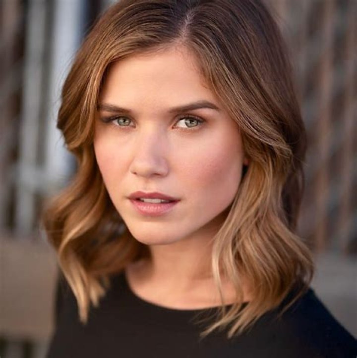 Anna Marie Dobbins Height