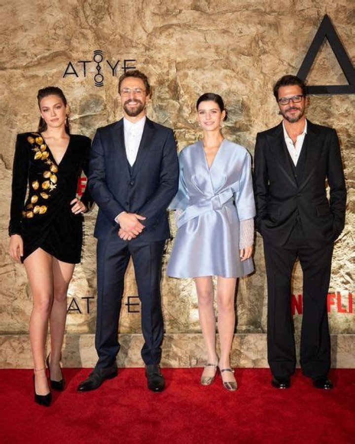 Beren Saat Wiki, Biographie, Age, Taille, Mariage, Contact & Informations