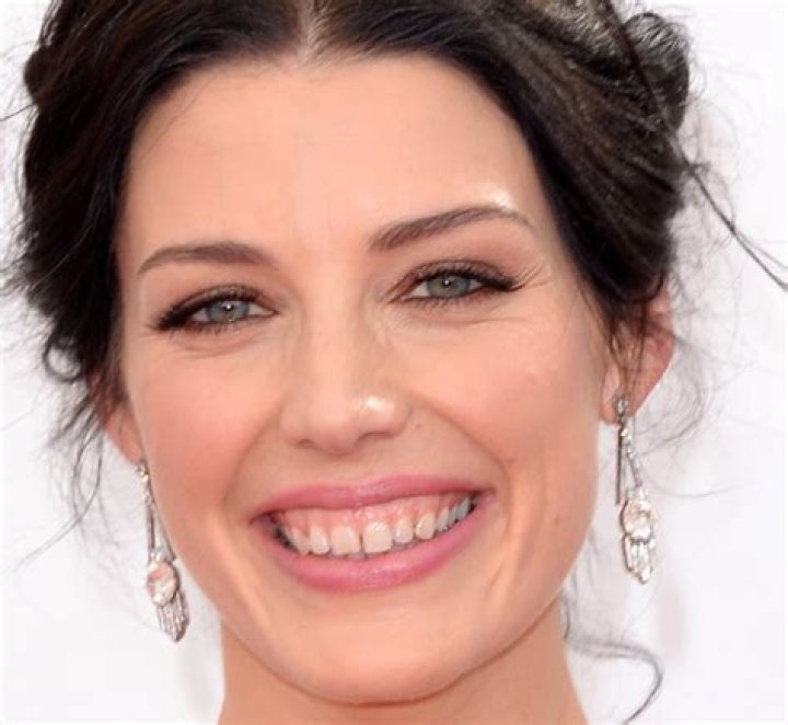 ‘Those Teeth Are a Flosser’s Dream’ Admits Jessica Pare about Her Distinctive Teeth